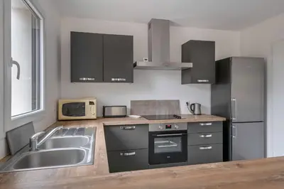 Cuisine ou kitchenette dans l'établissement Maison récente en bord de mer - 15m de la plage