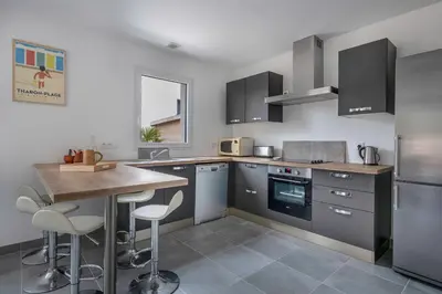 Cuisine ou kitchenette dans l'établissement Maison récente en bord de mer - 15m de la plage