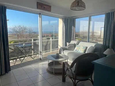 Coin salon dans l'établissement Appartement T2 vue mer les pieds dans l'eau avec parking privé