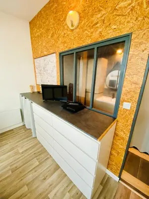 Cuisine ou kitchenette dans l'établissement Duplex industriel - Centre ville Parking privé WIFI