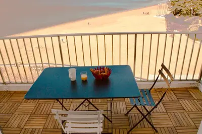 Balcon ou terrasse dans l'établissement Duplex face mer tout confort sur la plage /tennis