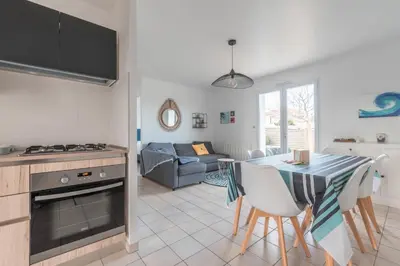 Cuisine ou kitchenette dans l'établissement La Marine - Parking - 500m du Golf