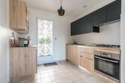 Cuisine ou kitchenette dans l'établissement La Marine - Parking - 500m du Golf