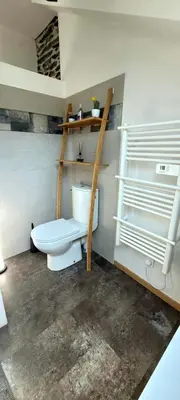 Salle de bains dans l'établissement Le 6 bis avec Jardinet