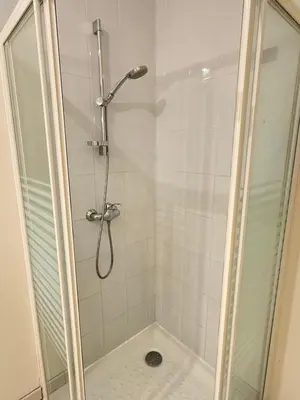 Salle de bains dans l'établissement Gîte le Vallon à Chambretaud, 5 min du Puy du Fou