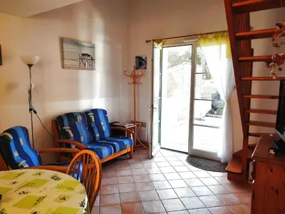 Coin salon dans l'établissement Maison avec piscine chauffée, à 500m de la plage et proche forêt - Terrasse, vélos inclus - FR-1-652-3