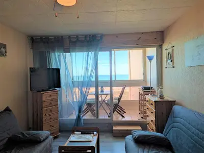 Coin salon dans l'établissement Studio idéal plage, balcon, près golf et thalasso - FR-1-652-9