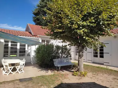 Jardin de l'établissement Maison Charmante Près Plage et Forêt, 5 Ch., Jardin, Parking, Quartier Calme - FR-1-652-2