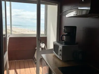 Cuisine ou kitchenette dans l'établissement Studio charmant face mer accès plage, balcon, parking - FR-1-652-14
