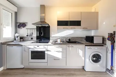 Cuisine ou kitchenette dans l'établissement Létanduère - Wifi - Tramway