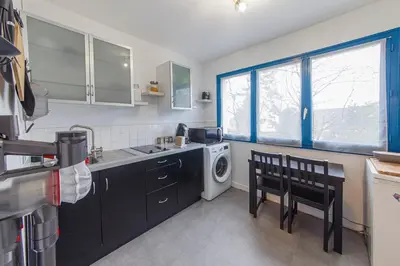 Cuisine ou kitchenette dans l'établissement Frémur - Wifi - Parking - Balcon
