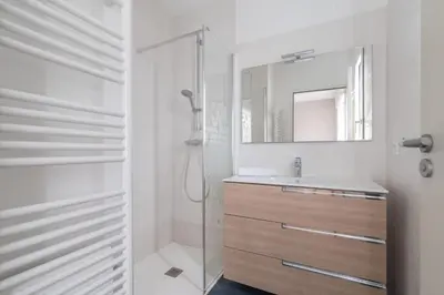 Salle de bains dans l'établissement L'AUTHENTIQUE - 600m plage - Piscine