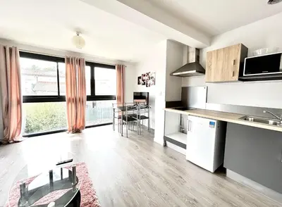 Cuisine ou kitchenette dans l'établissement Du vignoble à l'Atlantique - Résidence Montifault gîtes du 2 au 3 pièces