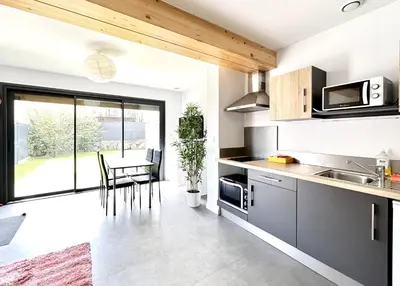 Cuisine ou kitchenette dans l'établissement Du vignoble à l'Atlantique - Résidence Montifault gîtes du 2 au 3 pièces