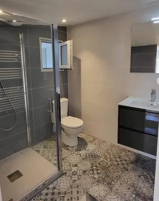 Salle de bains dans l'établissement Maison à Barbâtre pour 10 - 450m de la plage