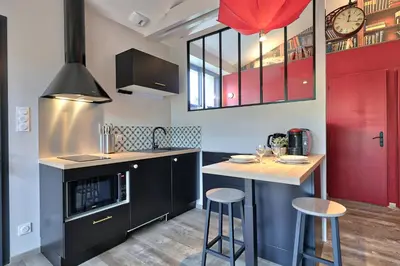 Cuisine ou kitchenette dans l'établissement Maisonnette avec terrasse et parking - Madeleine, il était une fois