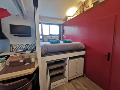 Télévision ou salle de divertissement dans l'établissement Maisonnette avec terrasse et parking - Madeleine, il était une fois