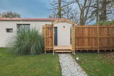 Jardin de l'établissement Maisonnette avec terrasse et parking - Madeleine, il était une fois