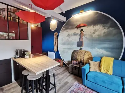 Coin salon dans l'établissement Maisonnette avec terrasse et parking - Madeleine, il était une fois