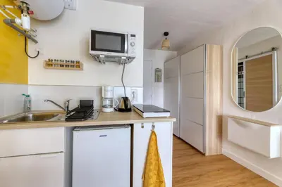 Cuisine ou kitchenette dans l'établissement Charmant studio à 5 minutes de la mer à pied