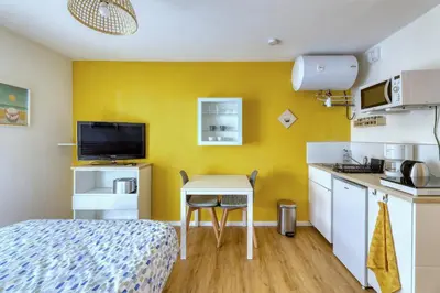 Cuisine ou kitchenette dans l'établissement Charmant studio à 5 minutes de la mer à pied