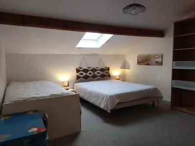 Un ou plusieurs lits dans un hébergement de l'établissement APPARTEMENT AU CALME AVEC PISCINE ET PARKING dans résidence securisée
