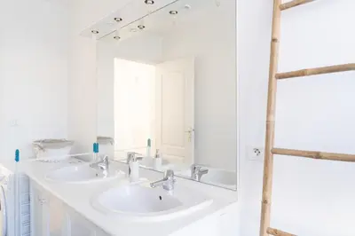 Salle de bains dans l'établissement Maison de bourg à deux pas de la mer