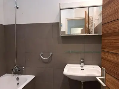 Salle de bains dans l'établissement Charmante Maison 3 Chambres - 6 Personnes - Proche Plage - FR-1-323-252