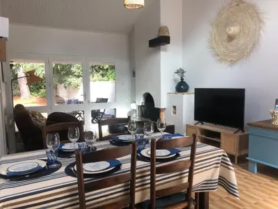 Télévision ou salle de divertissement dans l'établissement Charmante Maison 3 Chambres - 6 Personnes - Proche Plage - FR-1-323-252