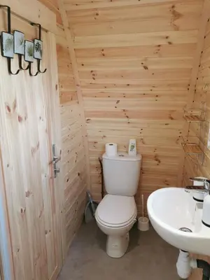 Salle de bains dans l'établissement La Cabane Insolite