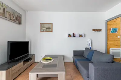 Télévision ou salle de divertissement dans l'établissement À 600m de la plages des Becs, appartement pour 2