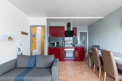Cuisine ou kitchenette dans l'établissement À 600m de la plages des Becs, appartement pour 2