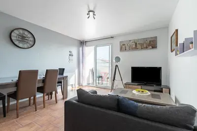 Télévision ou salle de divertissement dans l'établissement À 600m de la plages des Becs, appartement pour 2
