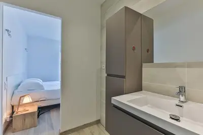 Salle de bains dans l'établissement Côté Plage - Vue mer - Terrasse