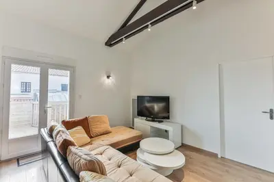 Télévision ou salle de divertissement dans l'établissement Côté Plage - Vue mer - Terrasse