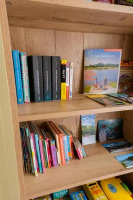 Bibliothèque dans la maison de vacances
