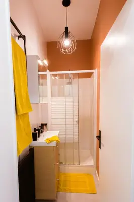Salle de bains dans l'établissement Le Logis à Mimine