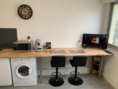 Cuisine ou kitchenette dans l'établissement Studio entièrement rénové avec parking gratuit