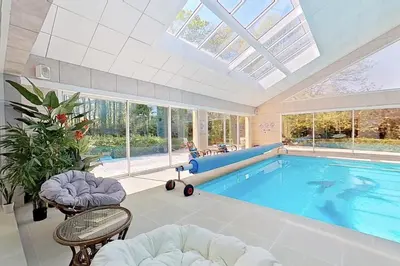 Piscine de l'établissement Les Jardins de la Muse, piscine couverte, spa et fitness ou située à proximité