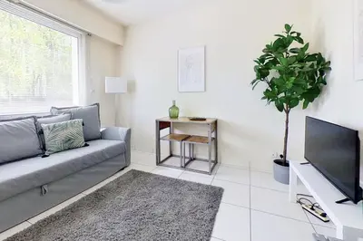 Télévision ou salle de divertissement dans l'établissement Les Jardins de la Muse, piscine couverte, spa et fitness