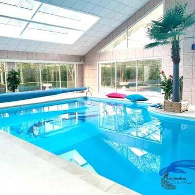 Piscine de l'établissement Les Jardins de la Muse, piscine couverte, spa et fitness ou située à proximité