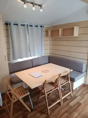 Coin salon dans l'établissement Camping Coeur de Vendée mobil home 6 personnes