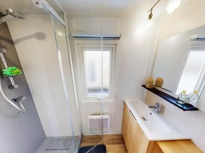 Salle de bains dans l'établissement Bungalow confortable à Saint-Jean-de-Monts avec piscine partagée