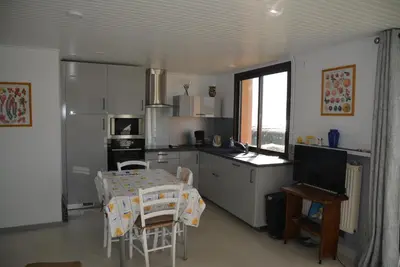 Cuisine ou kitchenette dans l'établissement FACE MER et PLAGE, entre SAINT MICHEL et SAINT BREVIN