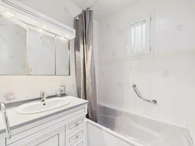 Salle de bains dans l'établissement Maison pour 4 à la campagne