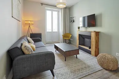 Télévision ou salle de divertissement dans l'établissement Centre-ville - Fibre - Netflix - T2 L'ISAC
