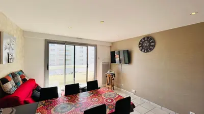 Télévision ou salle de divertissement dans l'établissement Standing, luminosité à 100m de la mer, T3 prestige