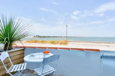 Vue générale sur la mer ou vue sur la mer prise depuis l'appartement
