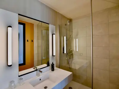 Salle de bains dans l'établissement ibis Styles Saint Nazaire Centre Gare