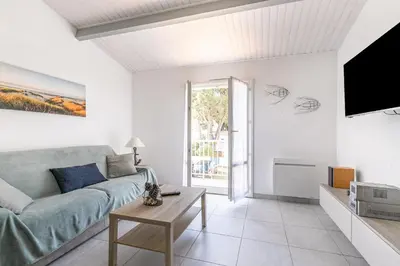 Télévision ou salle de divertissement dans l'établissement Appartement pour 4 - 450m Plage des Sables d'Or